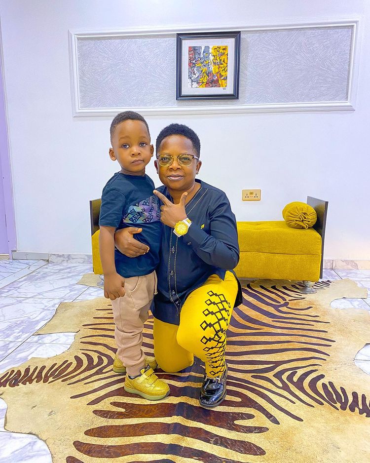 actor Aki shows off his son for the first time on social media.